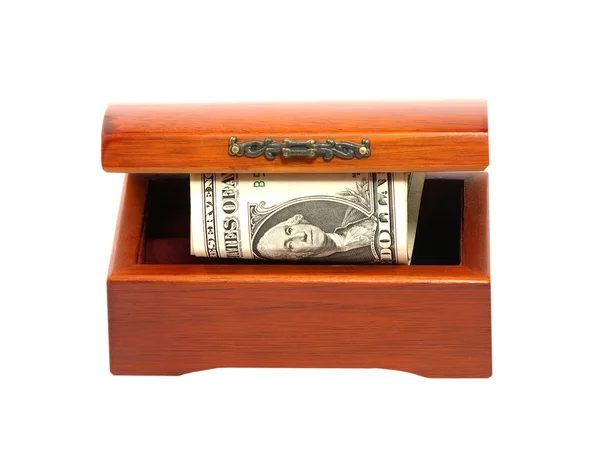 Vecchio petto di legno con dollari conto isolato su sfondo bianco . — Foto Stock