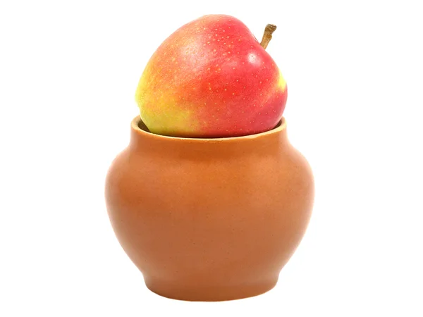Красное яблоко в глиняном горшке на белом фоне . — стоковое фото