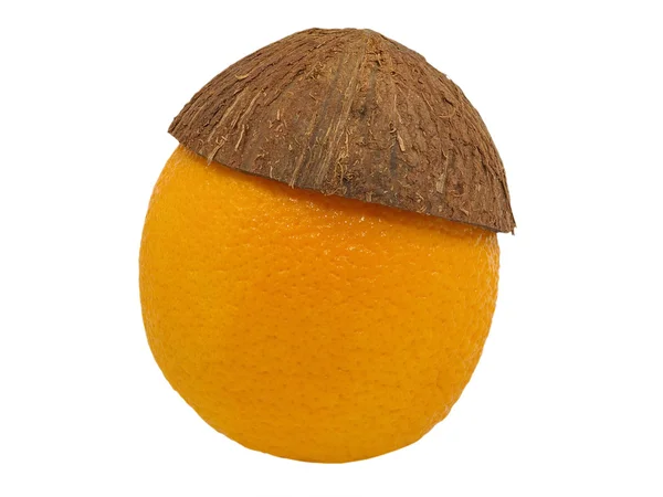 Веселый апельсин в кокосовой шапке . — стоковое фото