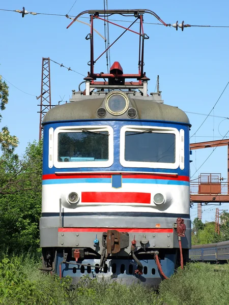 La locomotora en los rieles cubiertos . — Foto de Stock