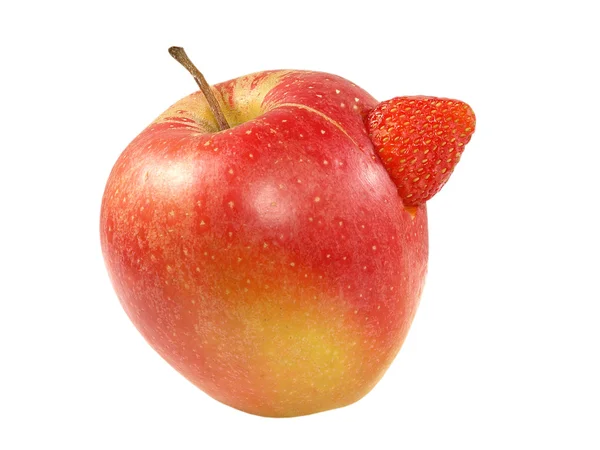 Reife rote Erdbeere in rotem Apfel. — Stockfoto