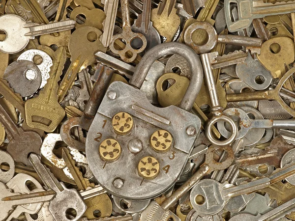 Vecchia serratura e chiavi in metallo . — Foto Stock