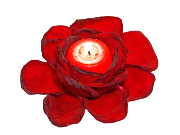 Rote Rosen Blätter und glühende Kerze. — Stockfoto
