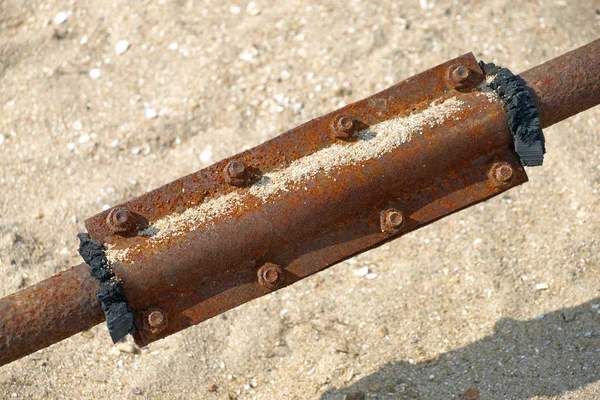 Tubería de agua de acero oxidado con un parche . —  Fotos de Stock