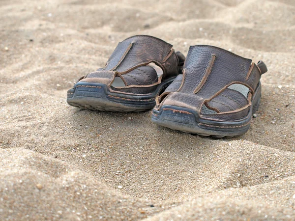 Sapatos na areia . — Fotografia de Stock
