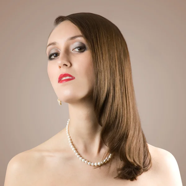 Beautiful face of young woman with pearl necklace. — Stock Photo, Image