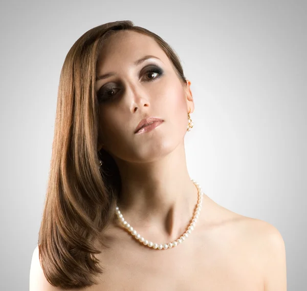 真珠のネックレスを持つ若い女性の美しい顔. — ストック写真