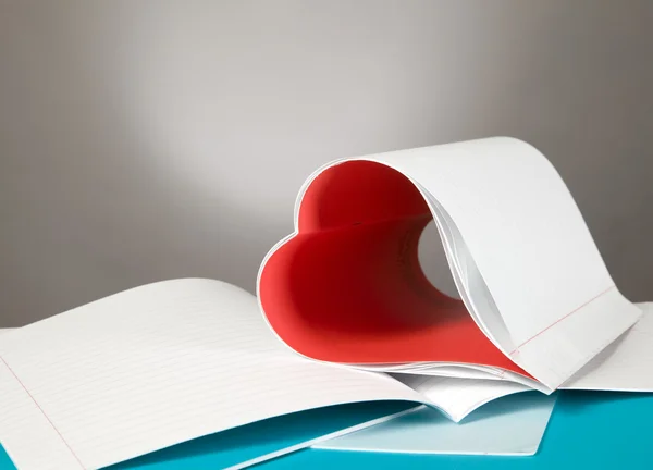Açık kitap ve kalp şekli — Stok fotoğraf