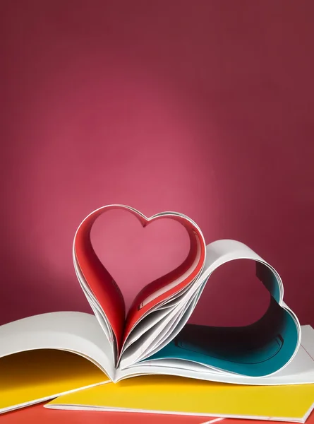Öppnade boken och hjärta form — Stockfoto