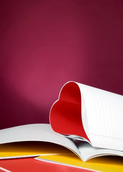 Otevřenou knihu a tvaru srdce — Stock fotografie