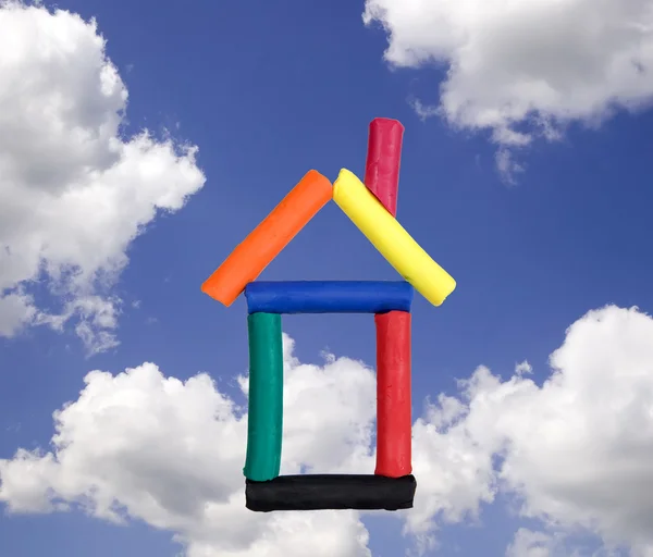 Divertida casa hecha de plastilina y cielo —  Fotos de Stock