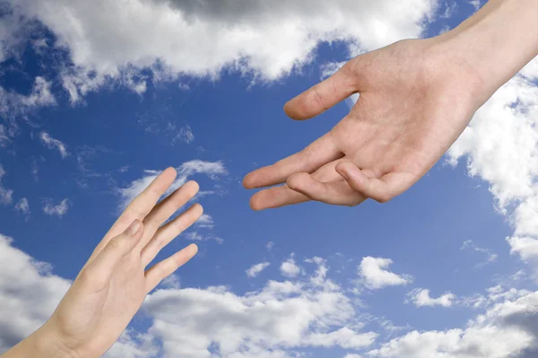 Τα χέρια και το γαλάζιο του ουρανού με τα σύννεφα — Φωτογραφία Αρχείου