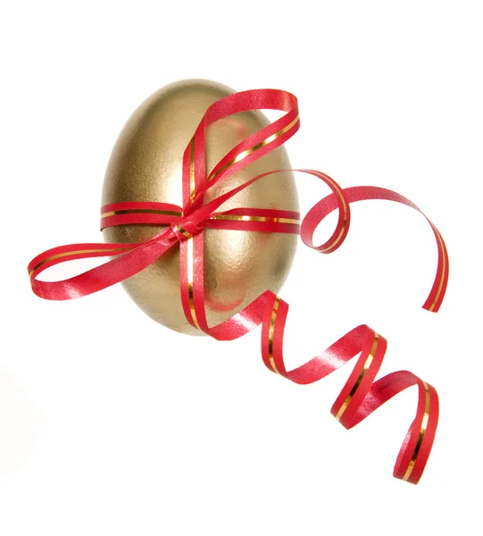 Goldenes Ei als Geschenk — Stockfoto