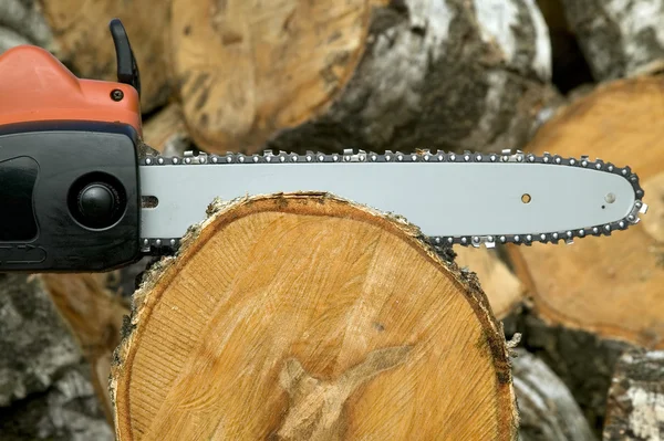 Cutting wood with gas chain saw — Stock Photo, Image