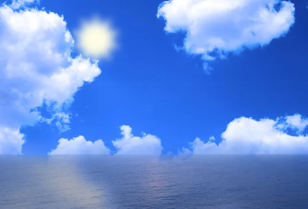 Solig himmel med några moln över havet — Stockfoto