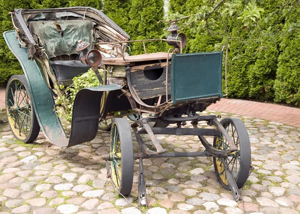 Carruagem verde antiga com rodas de metal — Fotografia de Stock