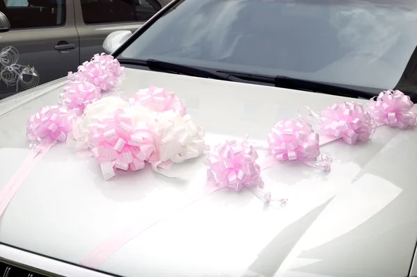 Auto con decorazioni in plastica per la guida di sposi — Foto Stock