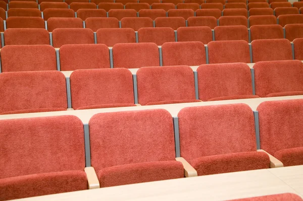 Πολυτελή αίθουσα με πολλές κόκκινες καρέκλες — Φωτογραφία Αρχείου