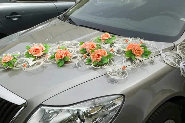 Автомобіль з прикрасами від квітки для водіння нареченого і нареченого — стокове фото