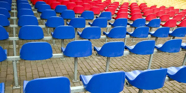 Kırmızı ve mavi renkte koltukları — Stok fotoğraf