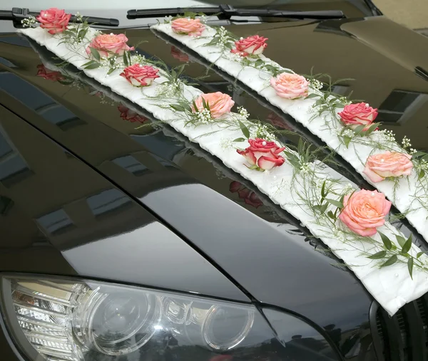 Carro com decorações de flor para conduzir noiva e noivo — Fotografia de Stock