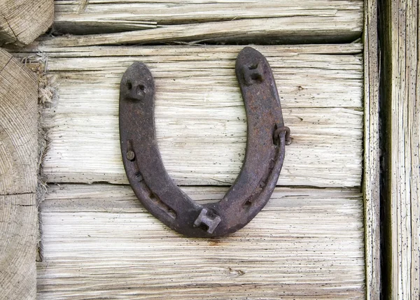 Vieux fer à cheval en métal rouillé — Photo