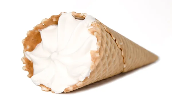 Witte ijs met wafel voor verfrissing in hete zomer — Stockfoto
