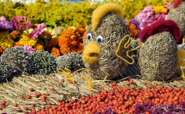 Taklit tavuk ve çiçekler — Stok fotoğraf