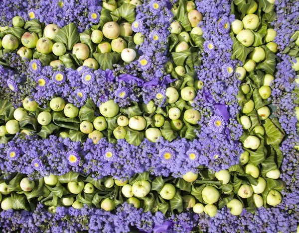苹果和紫罗兰花 — 图库照片