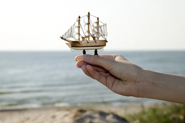 Чоловік тримає мініатюрний корабель — стокове фото