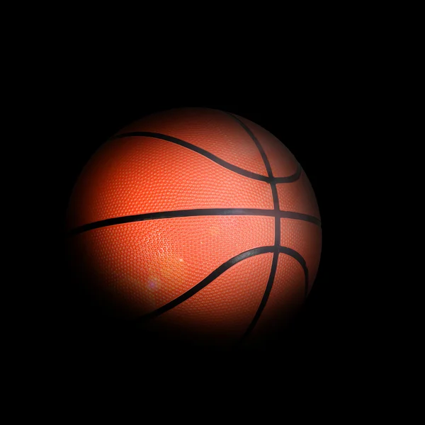 Balón de baloncesto con bordes oscuros sobre fondo negro — Foto de Stock