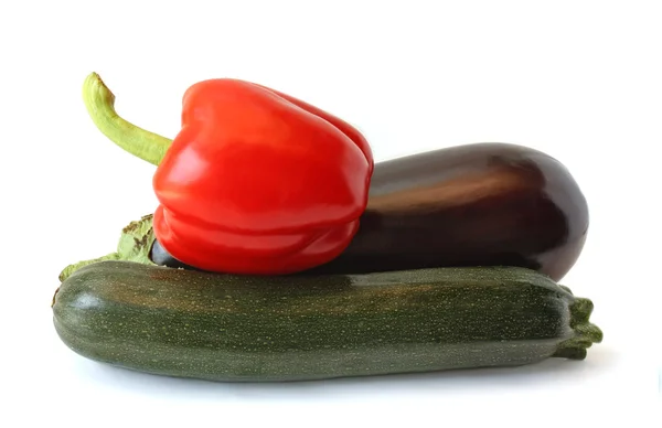 Melanzane, peperoni e zucchine su fondo bianco — Foto Stock