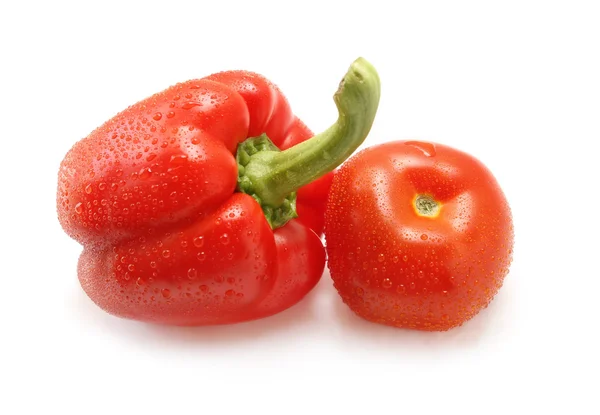 Tomaat en peper op witte achtergrond Rechtenvrije Stockafbeeldingen