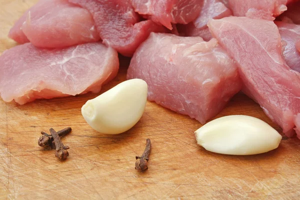 Сырое мясо с чесноком — стоковое фото