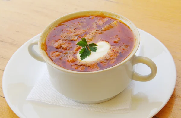 Sopa con crema agria en el plato — Foto de Stock