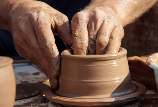 Керамика. Процесс производства глиняной посуды . — стоковое фото