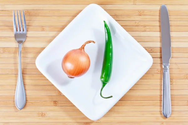 Chile verde y cebolla en un plato blanco — Foto de Stock