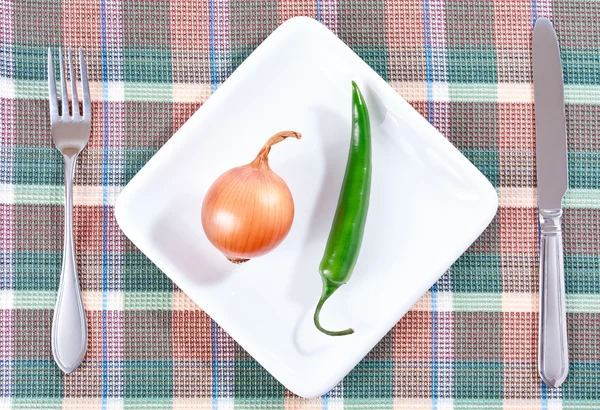 Chile verde y cebolla en un plato blanco — Foto de Stock