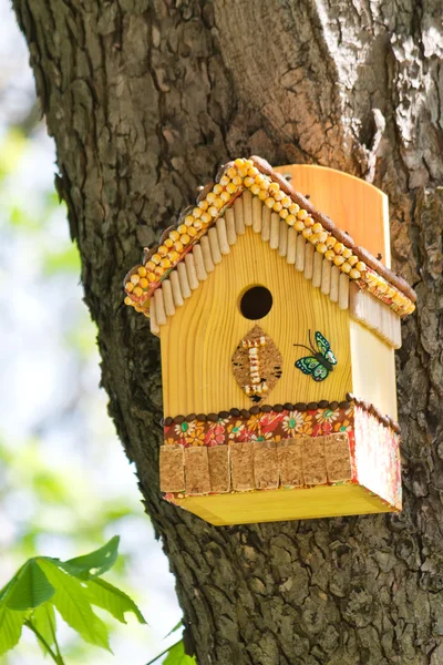 Fatto in casa dipinto colorato casa di uccelli in legno — Foto Stock