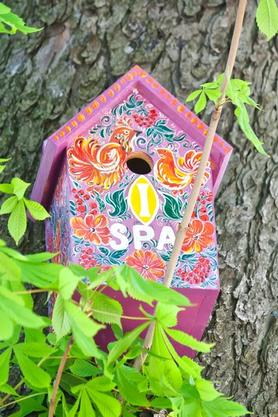 Σπιτική Χειροποίητη πολύχρωμο ξύλινο σπίτι πουλιών Royalty Free Εικόνες Αρχείου