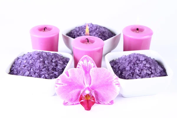 Spa zout, kaarsen en orchid — Stockfoto