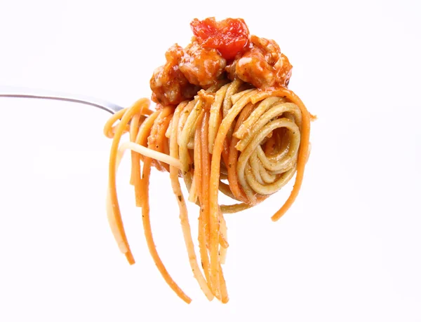 Спагетти болоньезе на вилке — стоковое фото