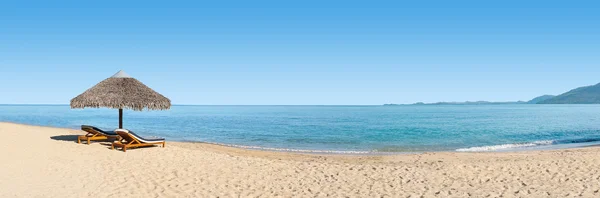 Nyugágyak a strandon banner — Stock Fotó