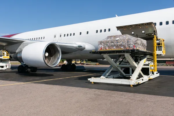 Ładowanie ładunku w samolocie — Zdjęcie stockowe