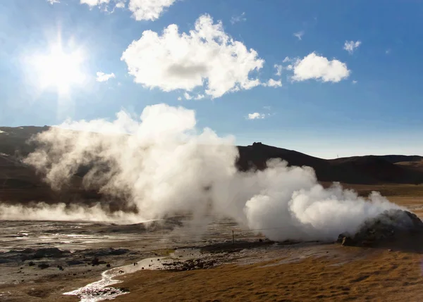 Vapeur à haute pression de la colline sulfureuse Namafjall en Islande. Bleu sk — Photo