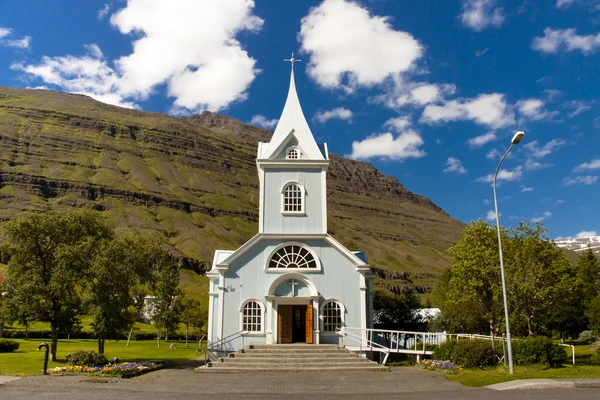 Puinen vanha sininen kirkko Seydisfjordur kylä - Islanti — kuvapankkivalokuva
