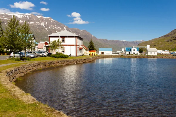 Mała wioska islandzki - seydisfjordur — Zdjęcie stockowe