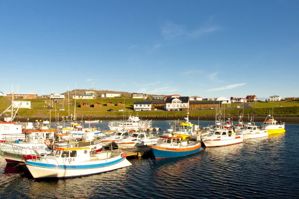 色とりどりの漁船 - djupivogur、アイスランド — ストック写真
