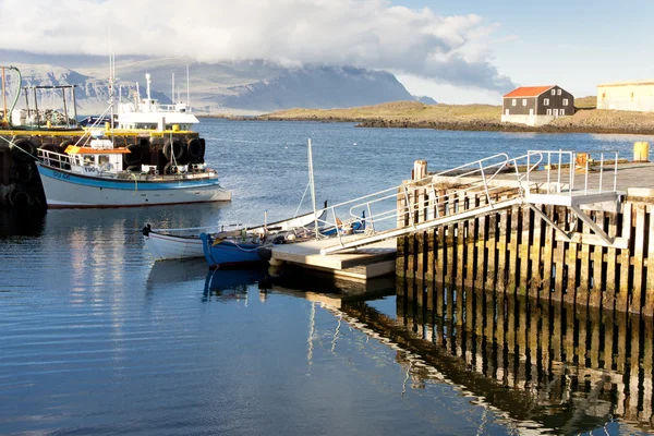 Porto de pesca na aldeia de Djupivogur - Islândia — Fotografia de Stock