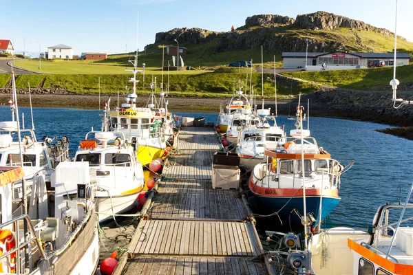 Porto de pesca em Djupivogur - Islândia — Fotografia de Stock